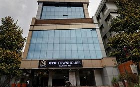 Oyo Townhouse 595 Majestic Inn