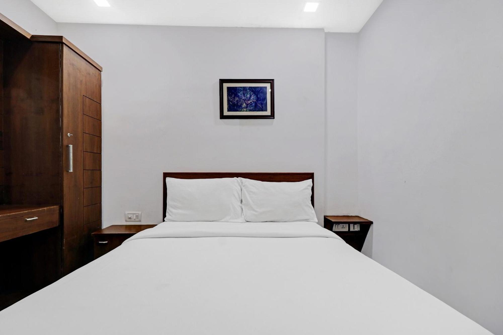 Oyo Townhouse 595 Majestic Inn Kochi Exterior photo